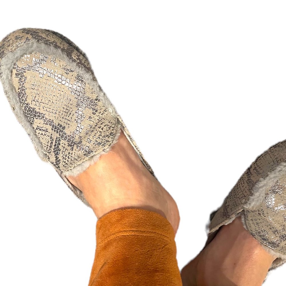 UGG LANE METALLIC SNAKE WOMEN SLIPPERS SUEDE SLIVER US 9 /UK 7 /EU 40 /JP 26